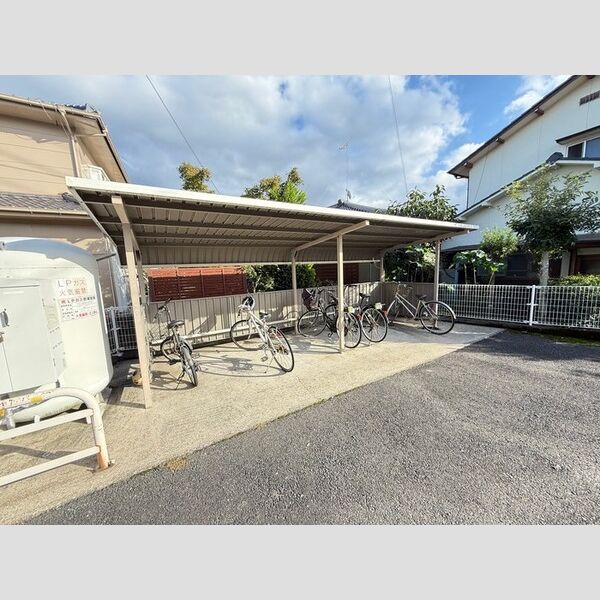 現地周辺 (駐輪場)