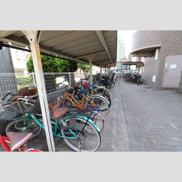 現地周辺 (駐輪場)