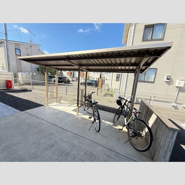 現地周辺 (駐輪場)