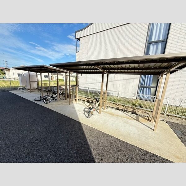 現地周辺 (駐輪場)