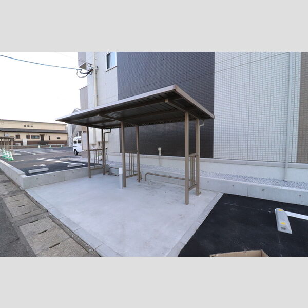 現地周辺 (駐輪場)