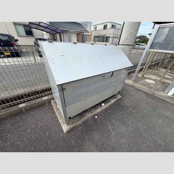 現地周辺 (ゴミ置場)