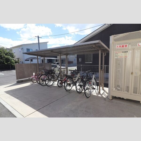 現地周辺 (駐輪場)