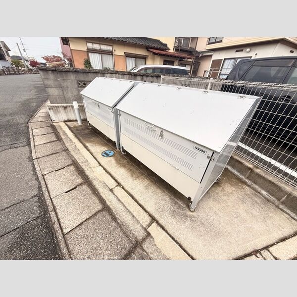 現地周辺 (ゴミ置場)