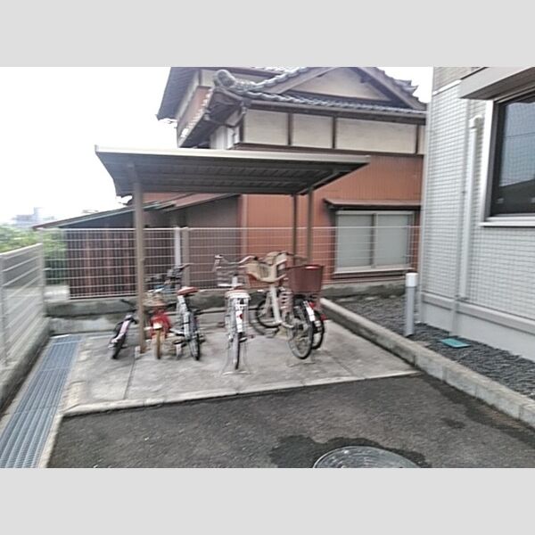 現地周辺 (駐輪場)