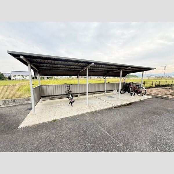 現地周辺 (駐輪場)