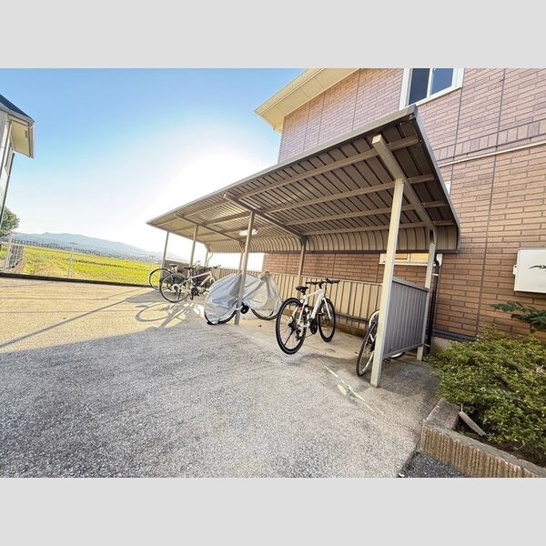 現地周辺 (駐輪場)