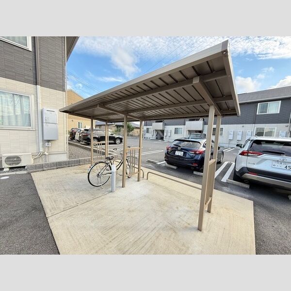 現地周辺 (駐輪場)