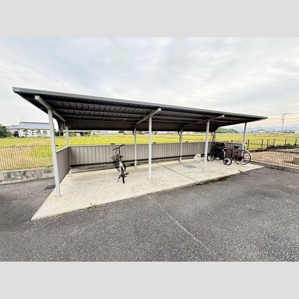 現地周辺 (駐輪場)