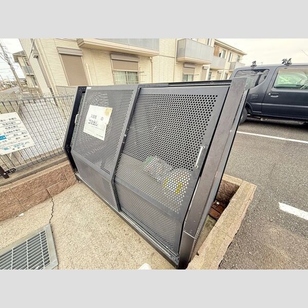 現地周辺 (ゴミ庫)