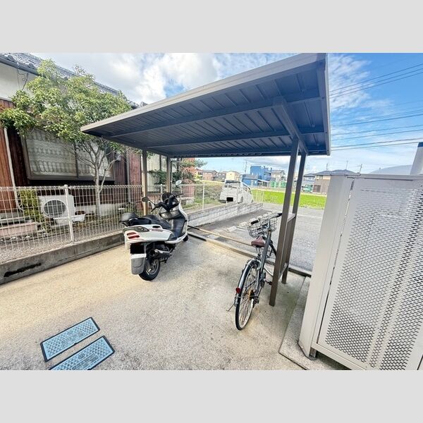 現地周辺 (駐輪場)