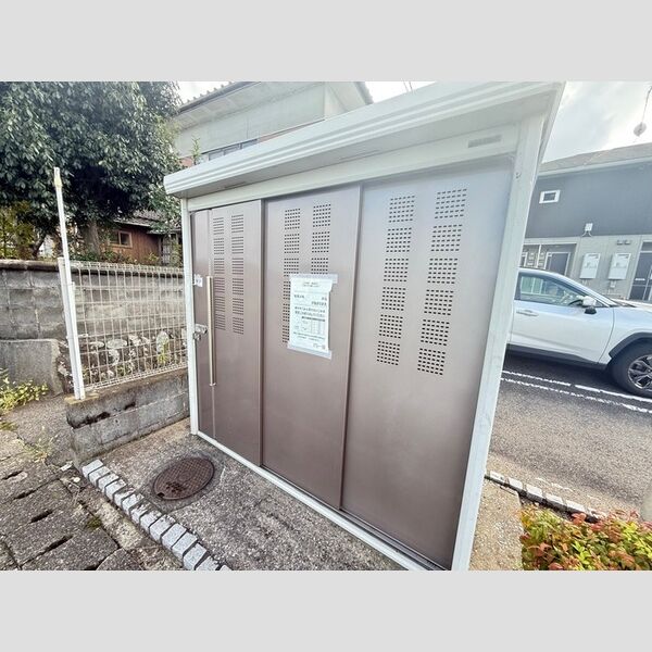 現地周辺 (ゴミ置場)