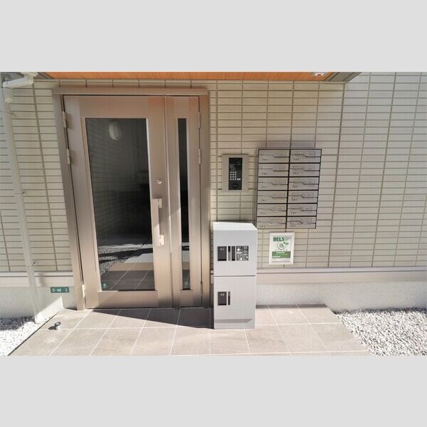 現地周辺 (オートロック玄関前 宅配ボックス 集合ポスト)