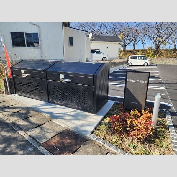 現地周辺 (ゴミ置き場、銘板)