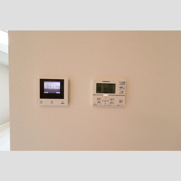 その他設備 (302　モニター付きインターホン・給湯リモコン)