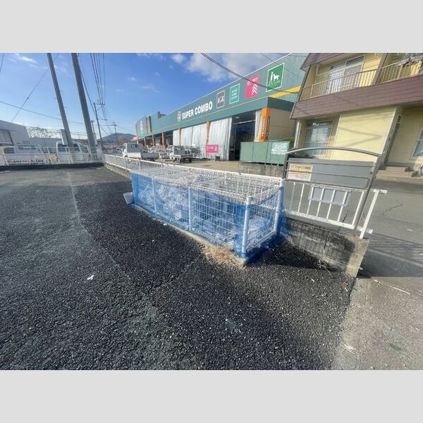 現地周辺 (ゴミ置場)