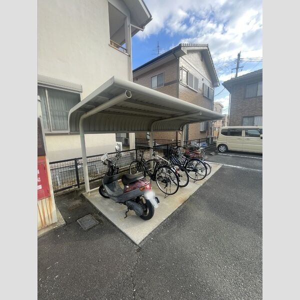 現地周辺 (駐輪場)