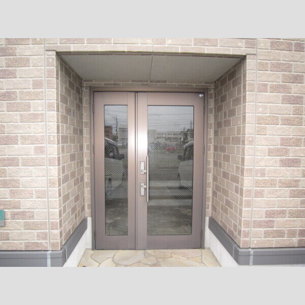 エントランス (エントランス入り口には扉があります)