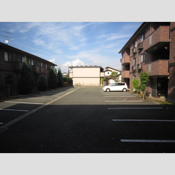 駐車場 (A棟、B棟間の駐車場)