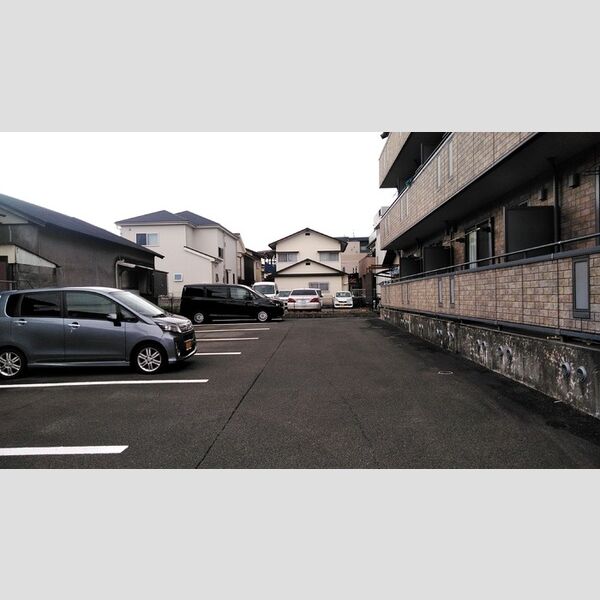 駐車場 (バルコニー側駐車場)