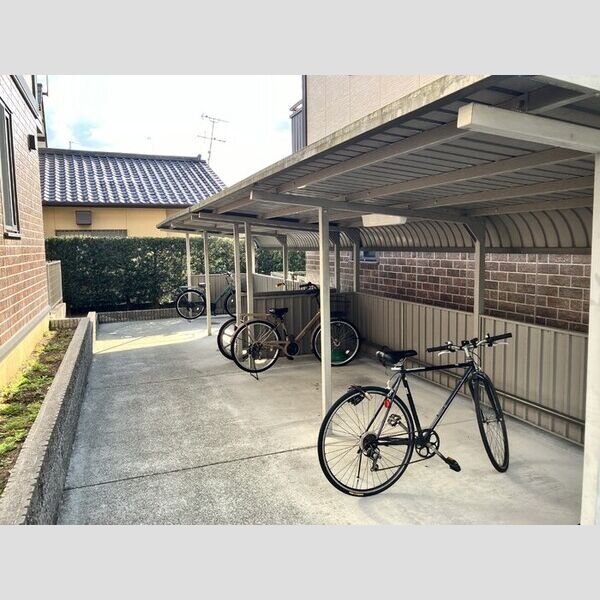 現地周辺 (オークスドュール・ウルゲB棟 駐車場)