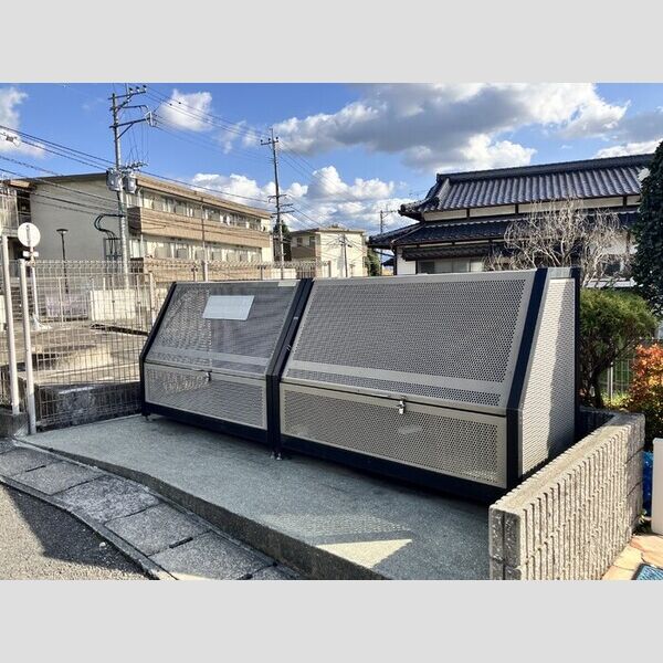 現地周辺 (オークスドュール・ウルゲB棟 ごみ置き場)