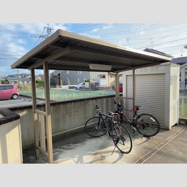 現地周辺 (駐輪場)