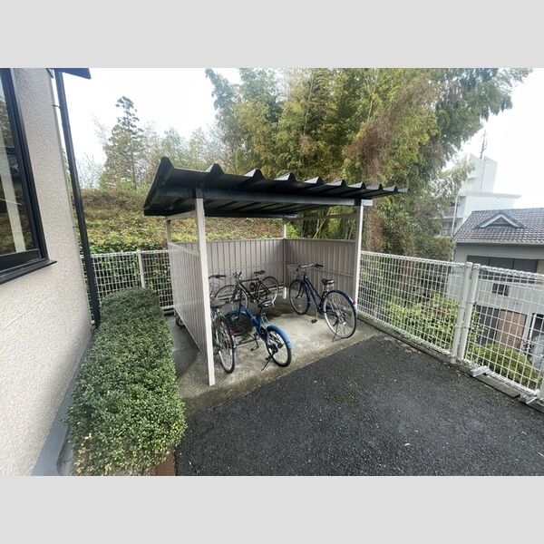 現地周辺 (駐輪場)