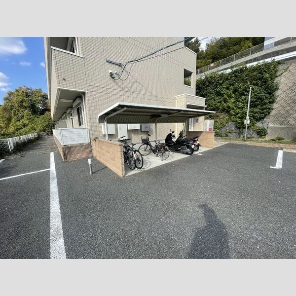 現地周辺 (駐輪場)