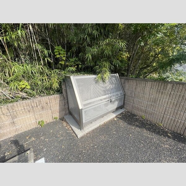 現地周辺 (ゴミ置き場)