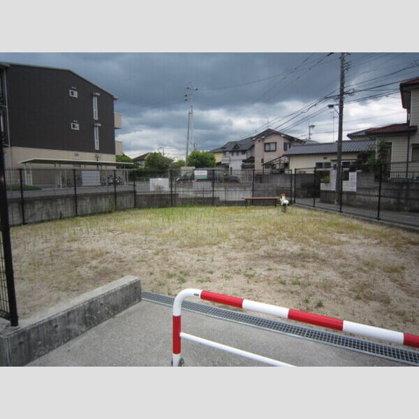 現地周辺 (隣接地に小さな公園があります)