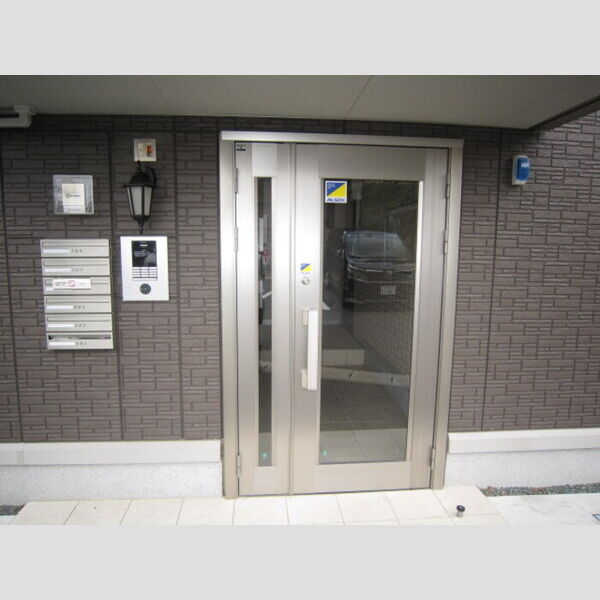 エントランス (エントランス入り口はオートロックです)