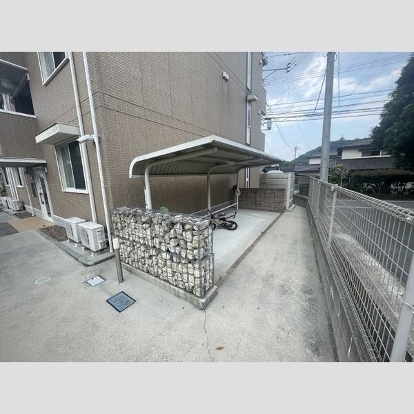 現地周辺 (駐輪場)