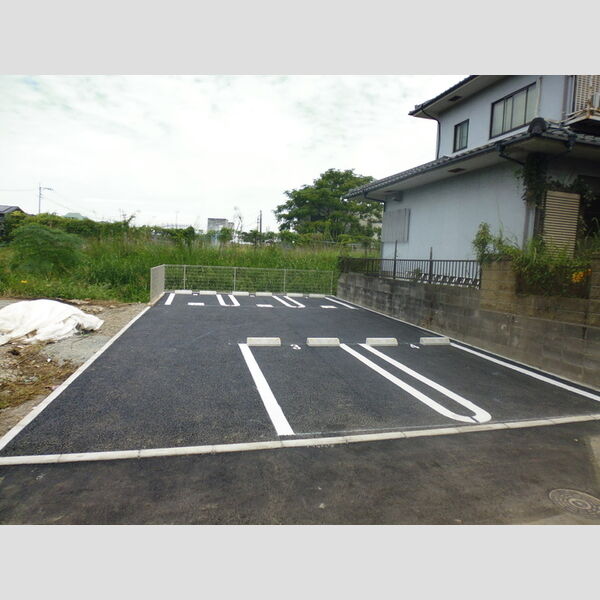 現地周辺 (前面駐車場)