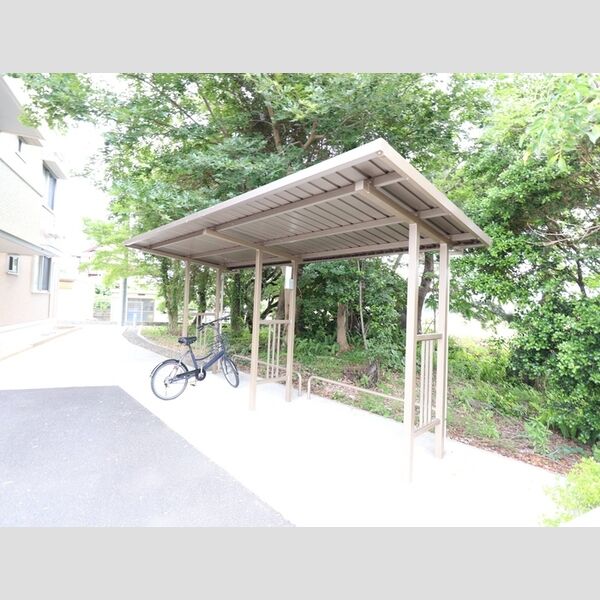 現地周辺 (駐輪場)