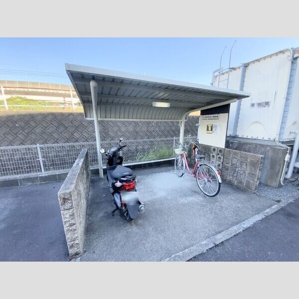 現地周辺 (駐輪場)