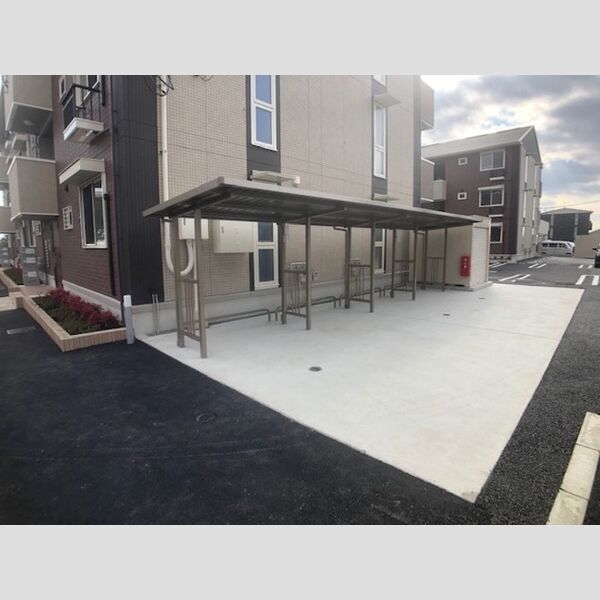 現地周辺 (駐輪場)