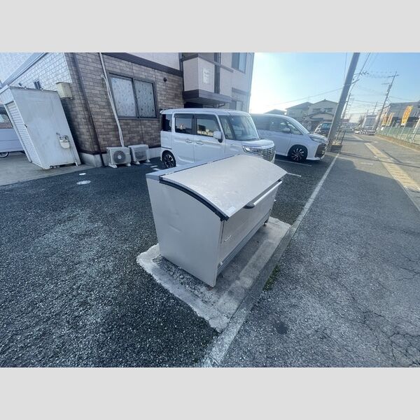 現地周辺 (ゴミ置場)