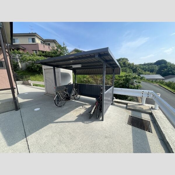 現地周辺 (駐輪場)