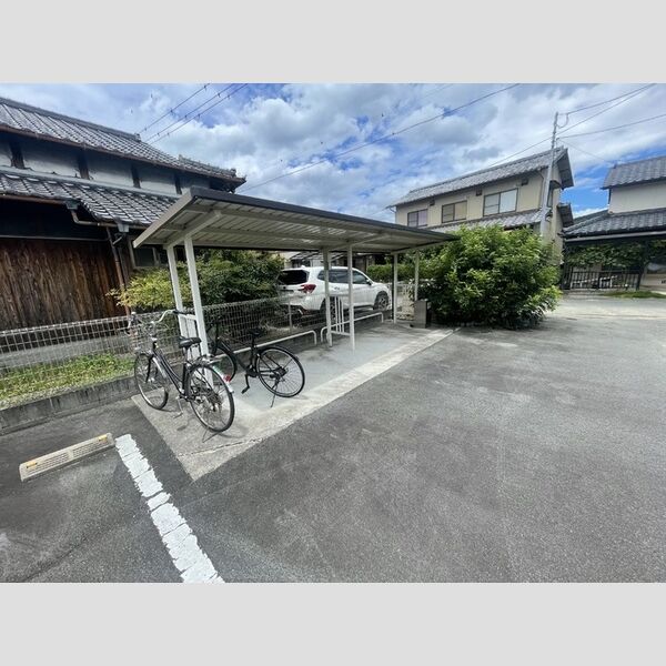 現地周辺 (駐輪場)