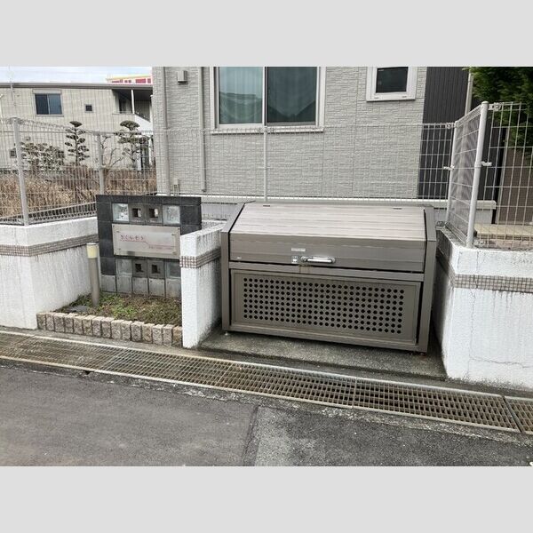 現地周辺 (ゴミ置場)