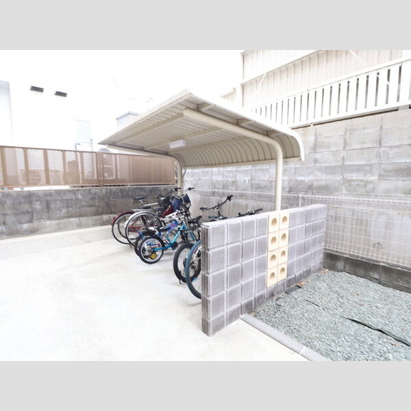 現地周辺 (駐輪場)