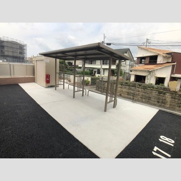 現地周辺 (駐輪場)