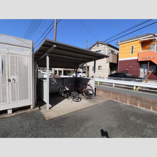 現地周辺 (駐輪場)