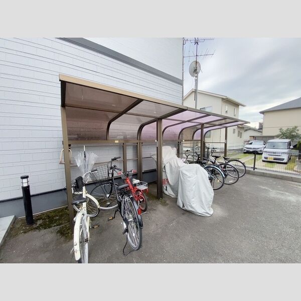 現地周辺 (駐輪場)