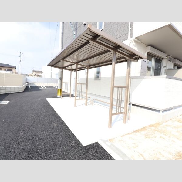 現地周辺 (駐輪場)