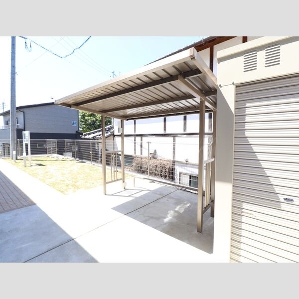 現地周辺 (駐輪場)