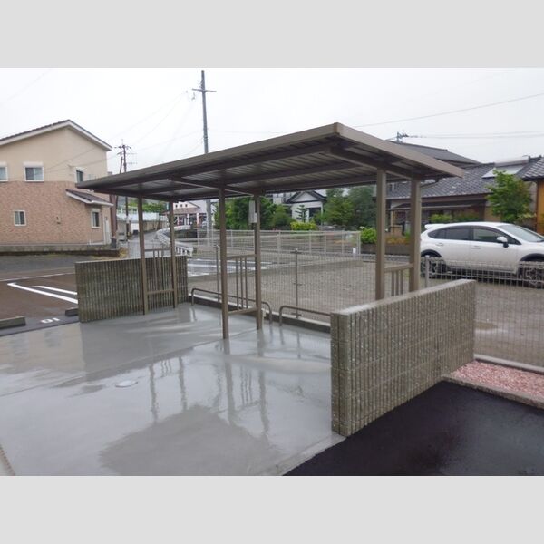 現地周辺 (駐輪場)