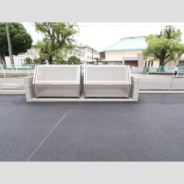 現地周辺 (サニーフラット松江　ごみ置き場)