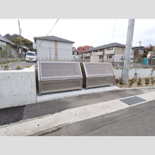 現地周辺 (ゴミ置場)